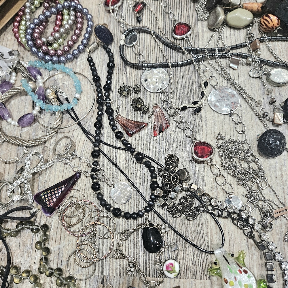 Lot Of Vintage To Mod Jewelry 61 Pieces Silver Tones & Colors EUC